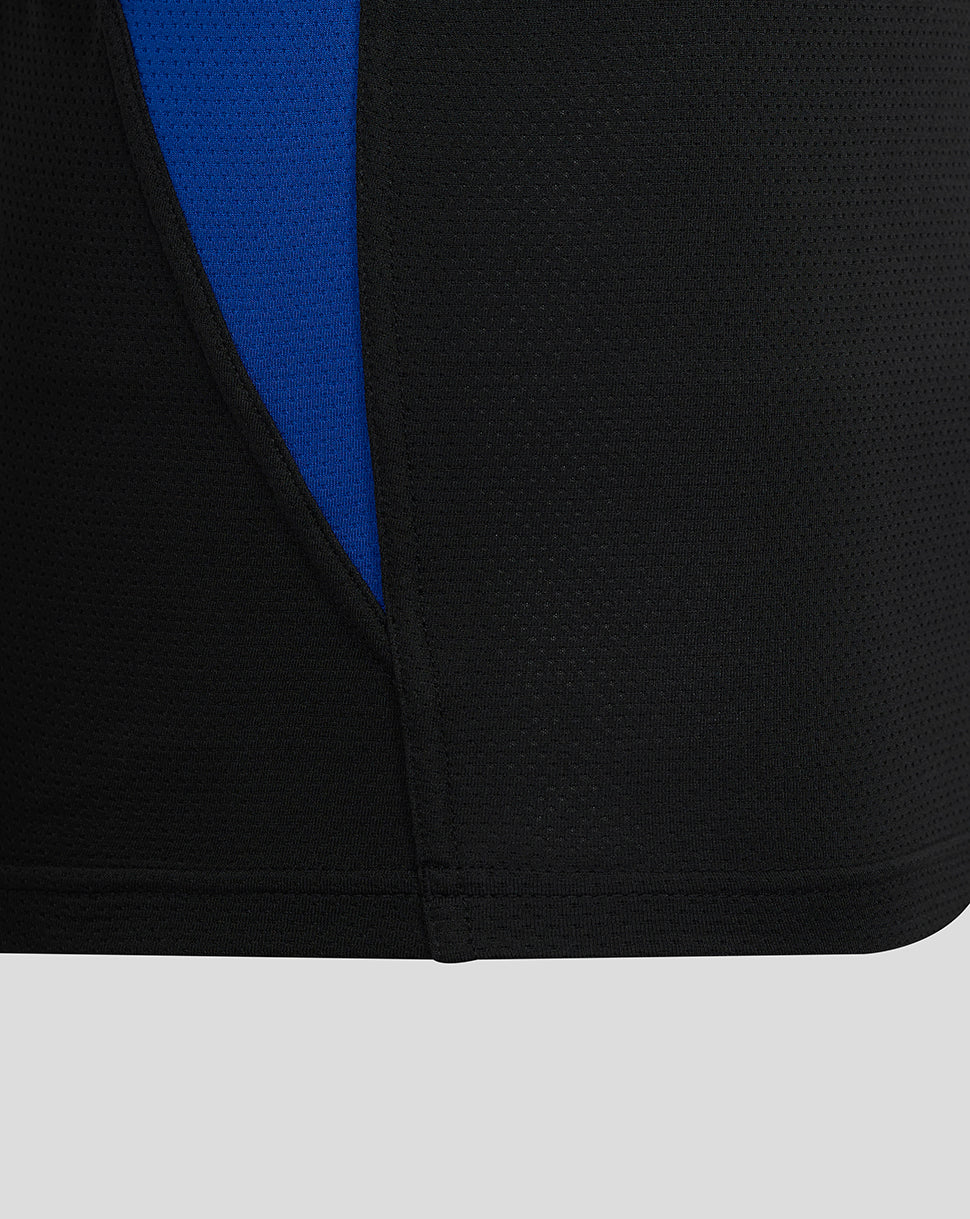 Hem detail of Bath Rugby tee showing black fabric with blue underlayer