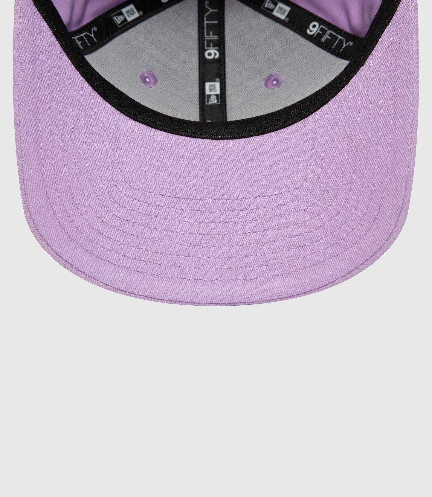 Lilac 9FIFTY cotton snapback by New Era with curved visor and Oracle Red Bull Racing logo on front