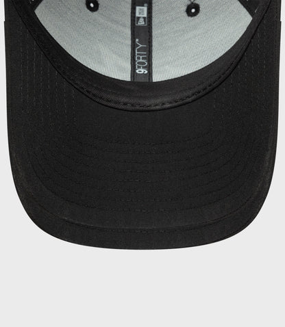 Close-up of black New Era Estretch Snapential 9Forty cap showing curved brim and inner 9FORTY label