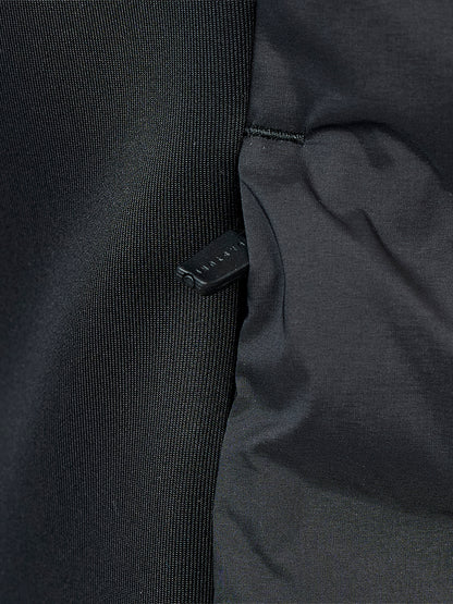 Close up of zipper pull on Men's Reiss Hybrid Gilet in black fabric.
