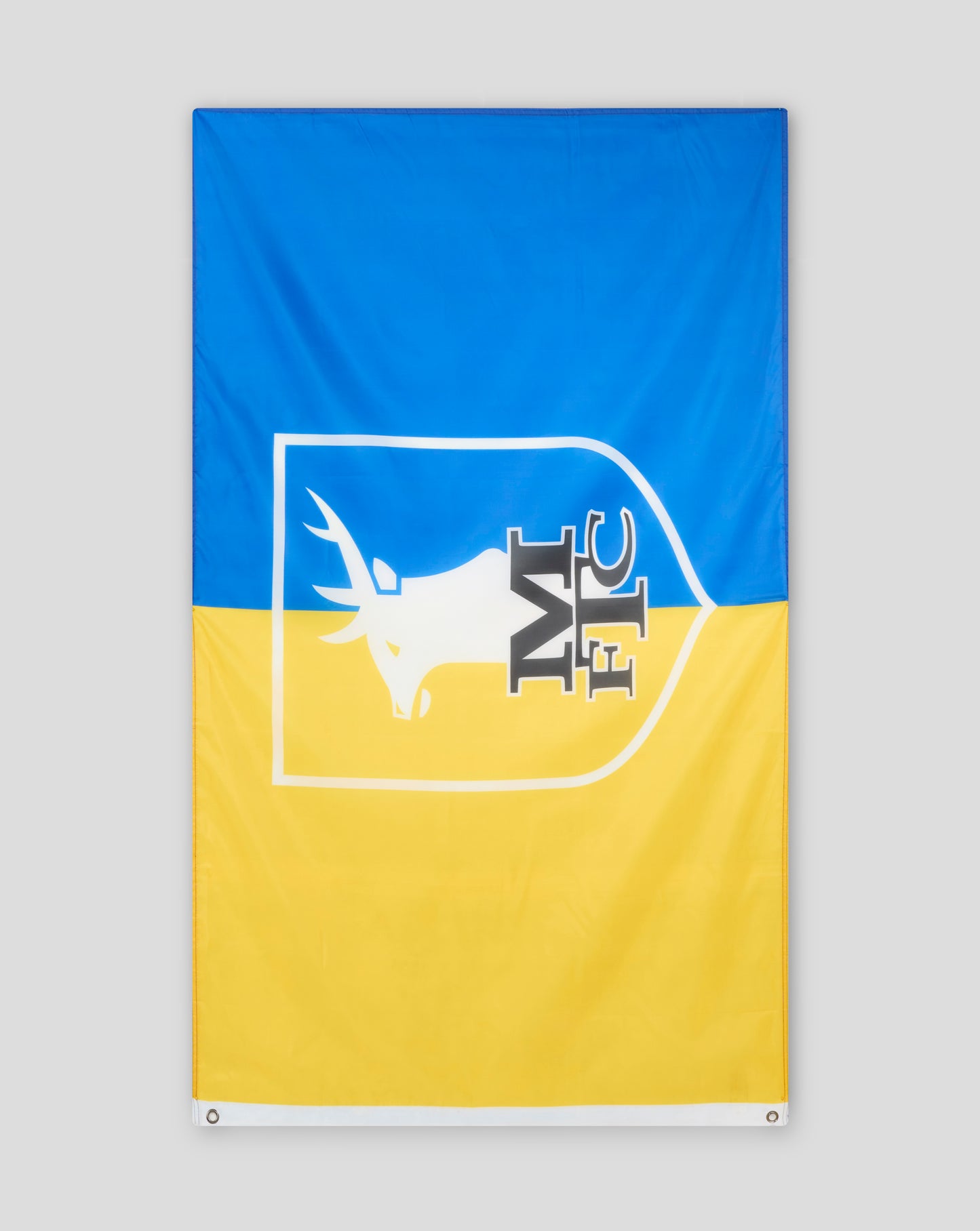 Mansfield Town crest 5x3 flag featuring a blue and yellow shield with a white stag.