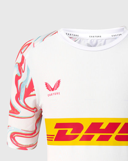 Close up of shoulder and chest area showing Harlequins crest on the front with marbled sleeves DHL band and Castore branding on the collar.