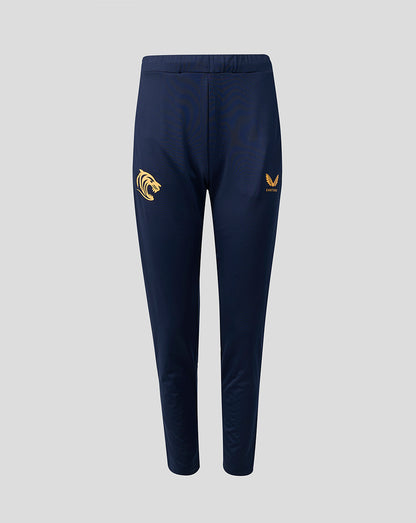 Back view of navy Leicester Tigers training pants with a gold tiger crest on the left thigh and a gold Castore logo on the right thigh