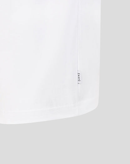 White T shirt hem with vertical AOF tag along the side seam