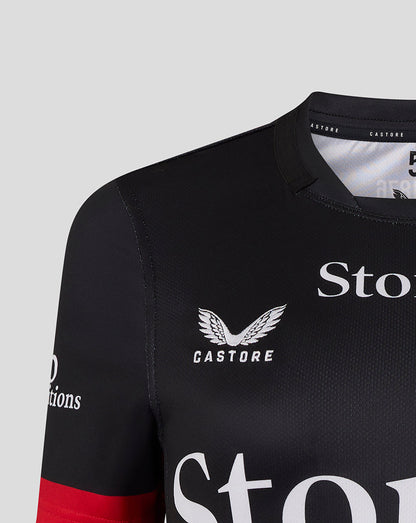 Shoulder and chest close up of the Saracens replica jersey with crest and StoneX logo