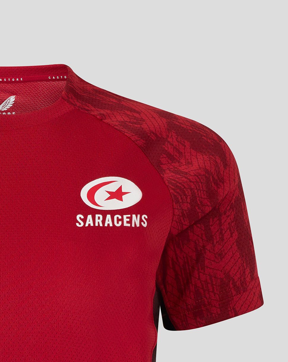 Close-up of shoulder area showing the red textured fabric and patterned sleeves on the Saracens training tee.