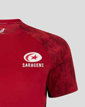 Close-up of shoulder area showing the red textured fabric and patterned sleeves on the Saracens training tee.