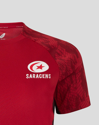Close-up of shoulder area showing the red textured fabric and patterned sleeves on the Saracens training tee.