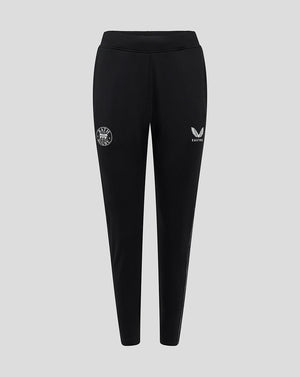 Front view of black Bath Rugby women's training knit pants with Bath Rugby badge on left thigh and Castore logo on right.