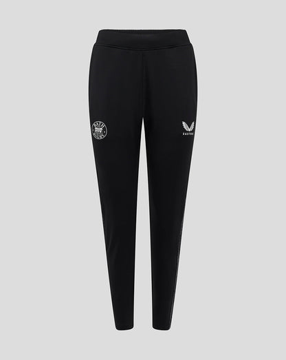 Front view of black Bath Rugby women's training knit pants with Bath Rugby badge on left thigh and Castore logo on right.