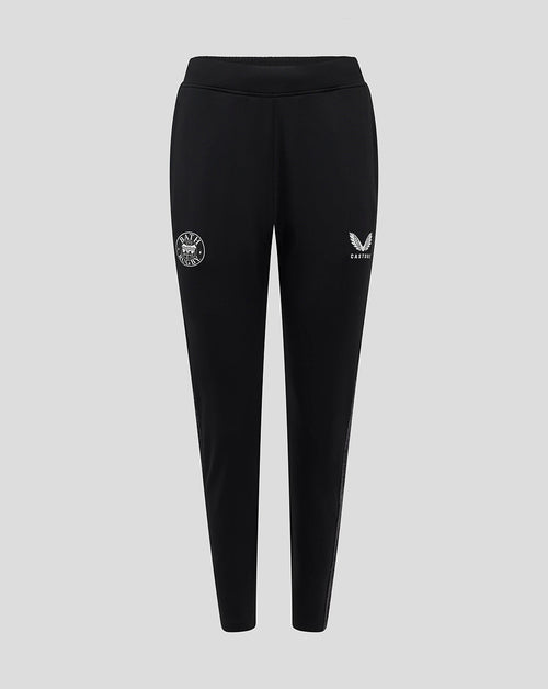 Front view of black Bath Rugby training pants with Bath Rugby emblem on the left leg and Castore logo on the right.