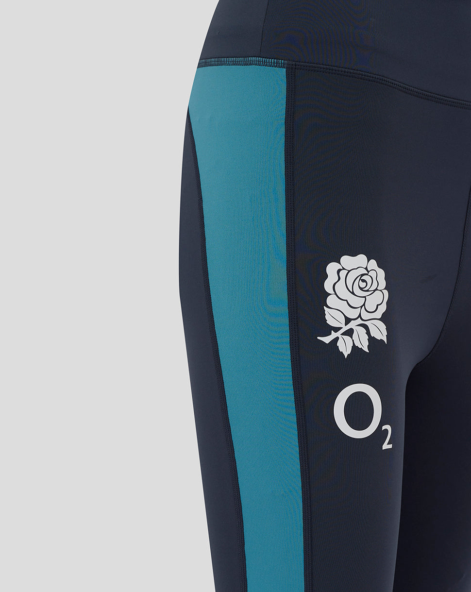 Close-up of teal side panel on navy England Rugby leggings with the rose crest and O2 logo on the thigh