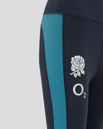 Close-up of teal side panel on navy England Rugby leggings with the rose crest and O2 logo on the thigh