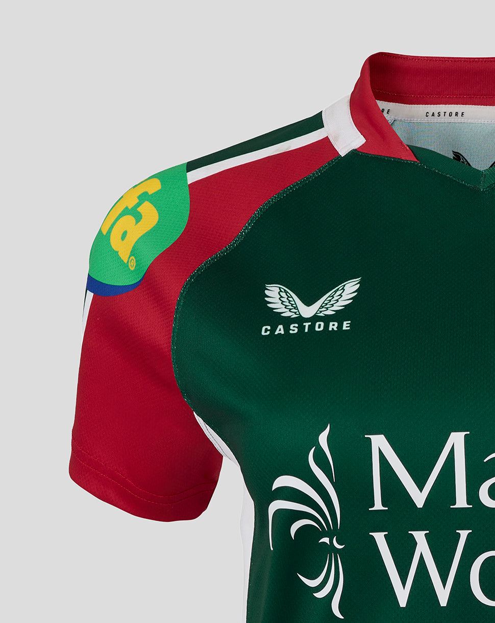 Close up of Leicester Tigers Women’s 25/26 replica home shirt showing green torso red sleeves and Castore branding