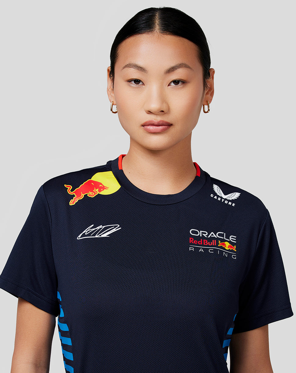 Full length view of a model wearing the navy Verstappen Teamline T shirt with blue side stripes, dark leggings and white sneakers
