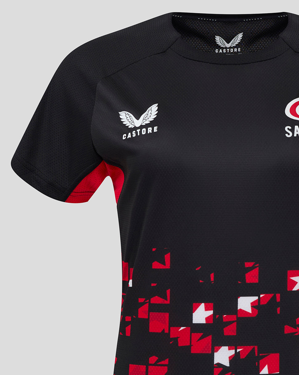 Upper front of the black Saracens tee with Castore logo on left chest and Saracens branding on the right