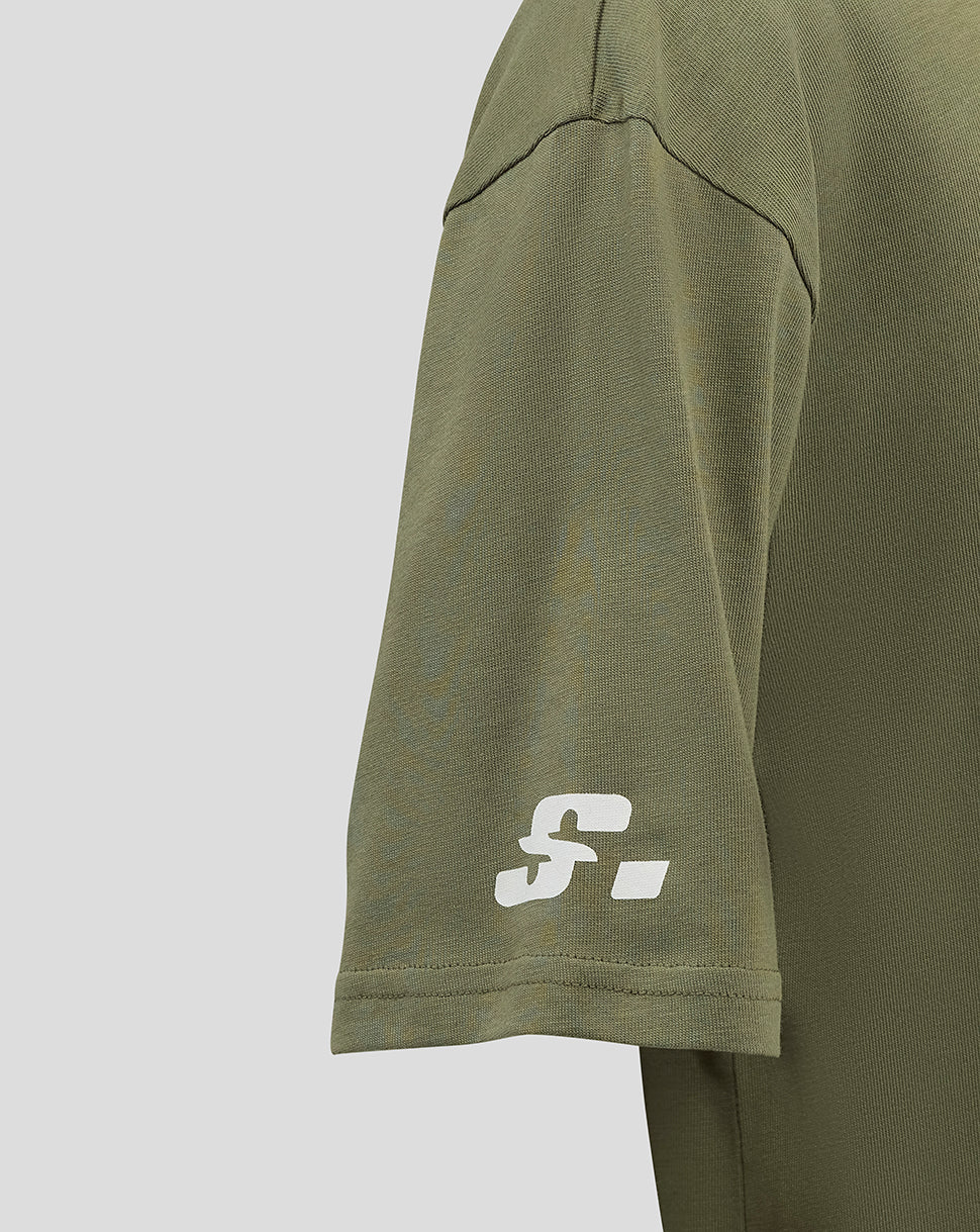 Close up of olive green sleeve showing white logo on the cuff of the Alpine Silverstone junior T-shirt