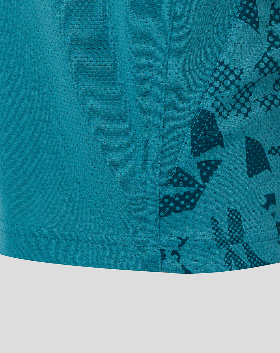 Close-up of hem and sleeve side panel on storm blue England Rugby Junior tee with printed geometric pattern