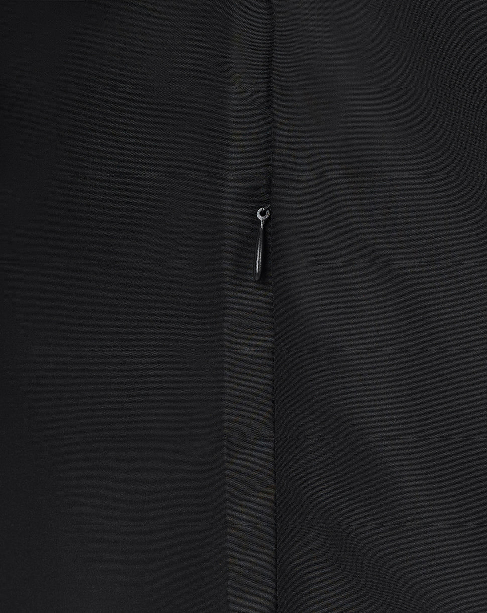 Close-up of the front zipper on the black Leicester Tigers Junior jacket