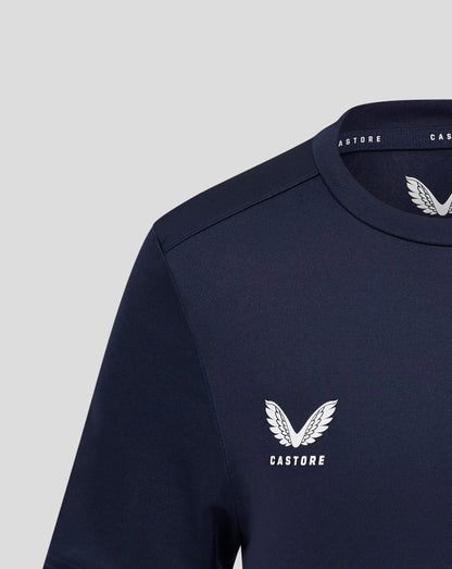 Close up of navy Junior Performance Tee collar and shoulder seam with Castore logo