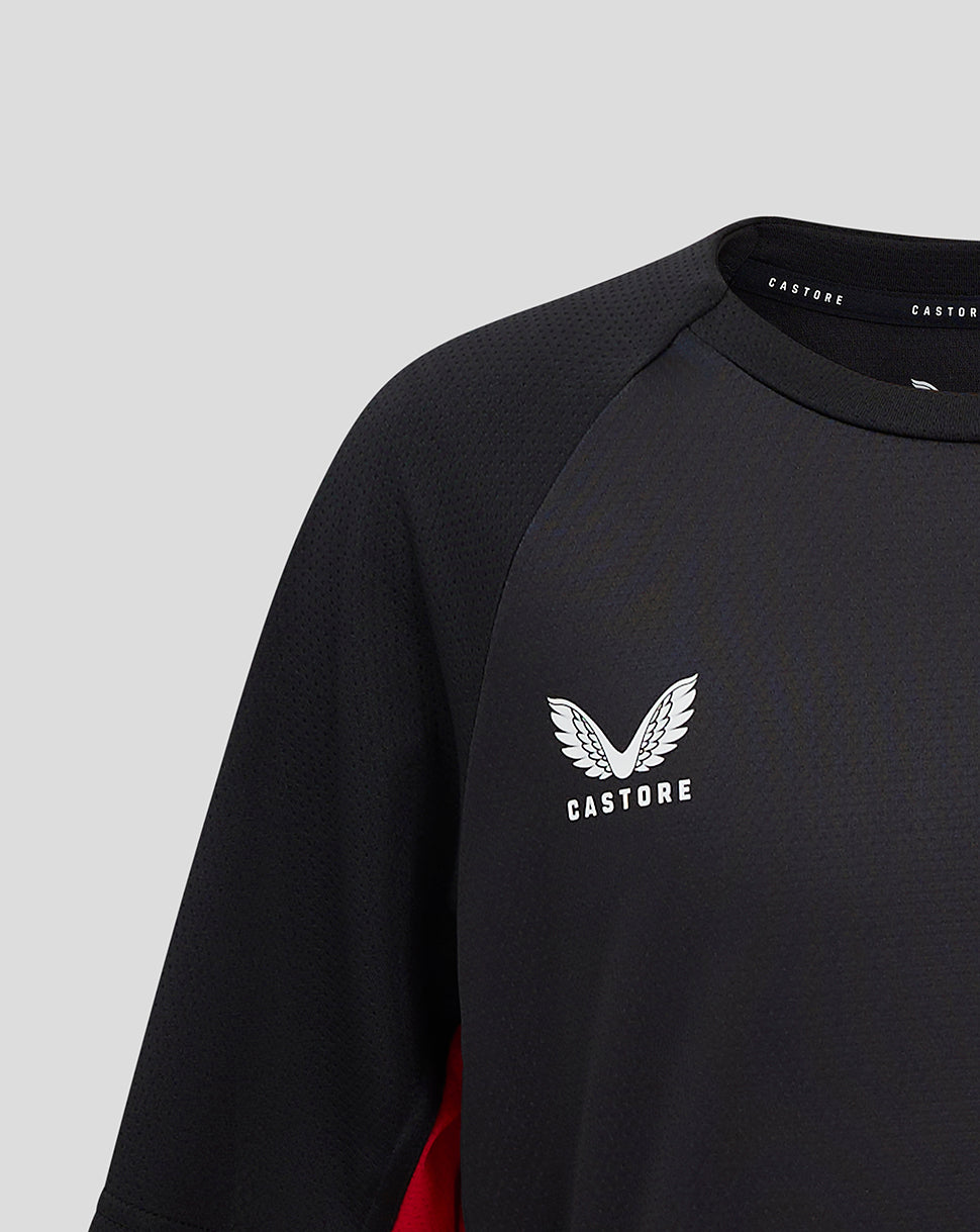 Close-up of the collar and chest displaying Castore branding and Saracens crest on the black tee.