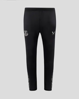 Back view of black Everton knit pants with the club crest on the left thigh and Castore logo on the right thigh