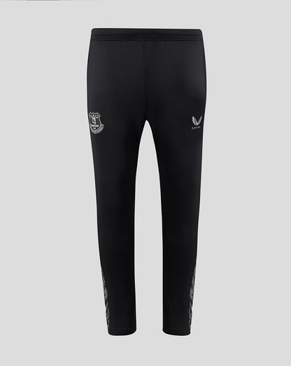 Back view of black Everton knit pants with the club crest on the left thigh and Castore logo on the right thigh