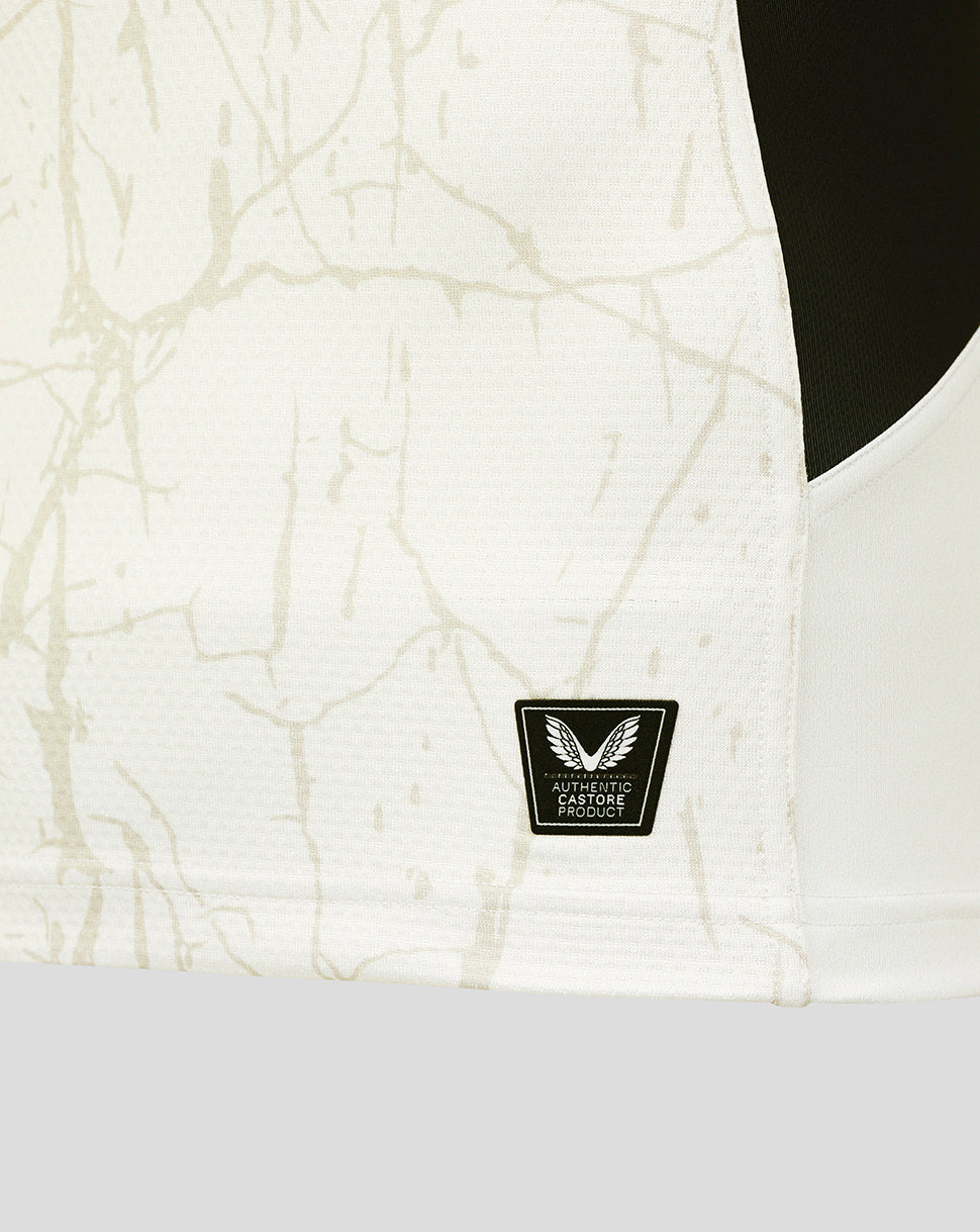 Close-up of the Saracens Pro Away Shirt fabric with a beige pattern and Castore authenticity badge.