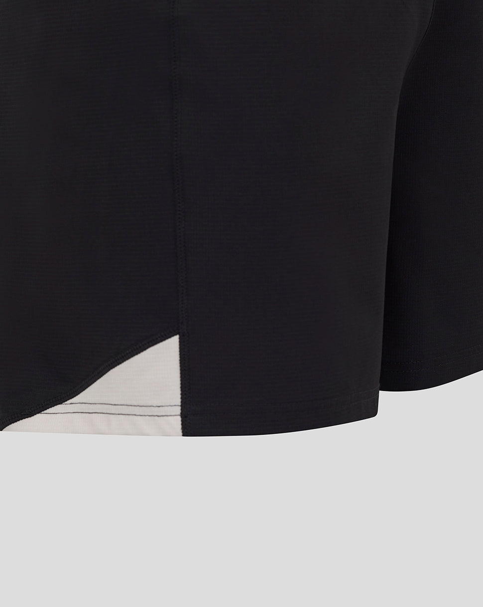 Close up of the hem and side panel on black Saracens Pro Away Shorts.