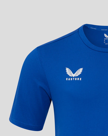 Close up of the blue mens cotton leisure tee neckline showing self fabric collar and Castore branding