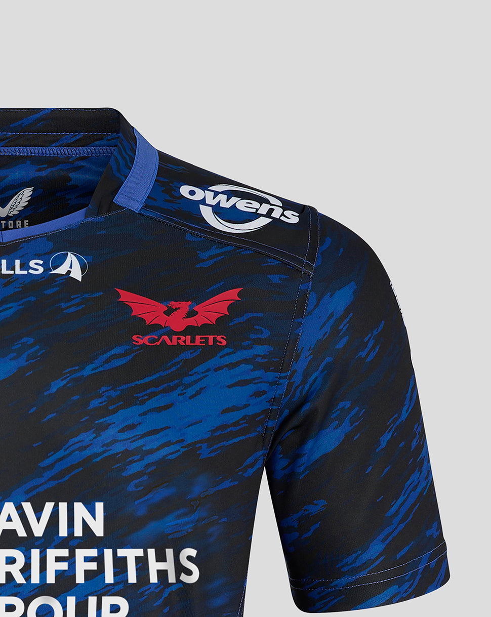 Shoulder and chest area of Scarlets away shirt featuring Owens sponsor and red Scarlets crest on blue camo fabric.