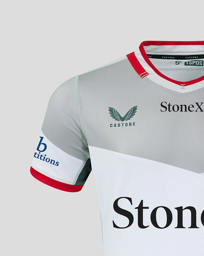 Close up of the chest on the Saracens Pro Away Shirt highlighting StoneX sponsor and Castore badge