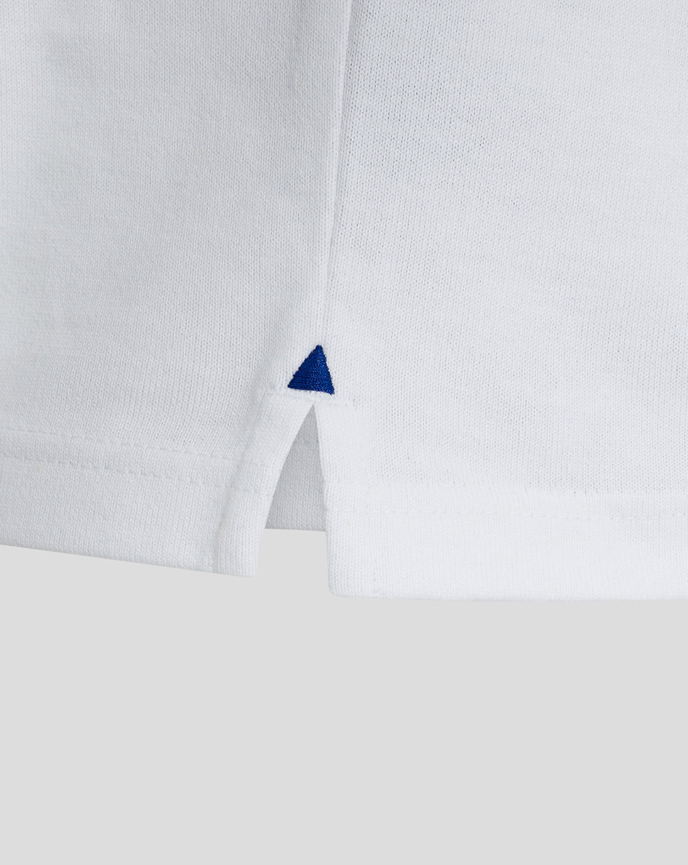 Close-up of Bath Rugby retro jersey hem with a small blue triangle embroidery at the side vent.