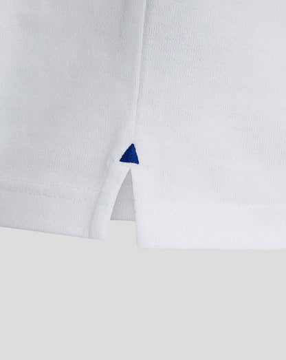 Close-up of Bath Rugby retro jersey hem with a small blue triangle embroidery at the side vent.