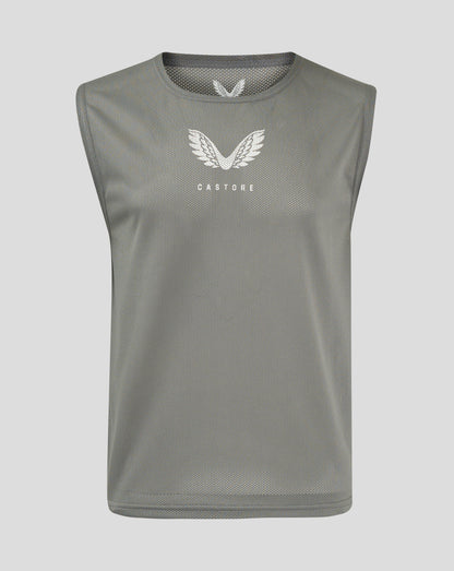 Front view of gray sharkskin junior training bib with scoop neckline mesh fabric and Castore logo