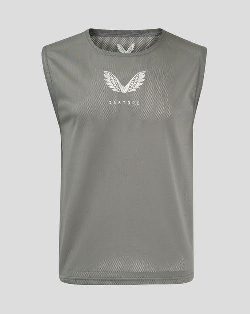 Front view of gray sharkskin junior training bib with scoop neckline mesh fabric and Castore logo