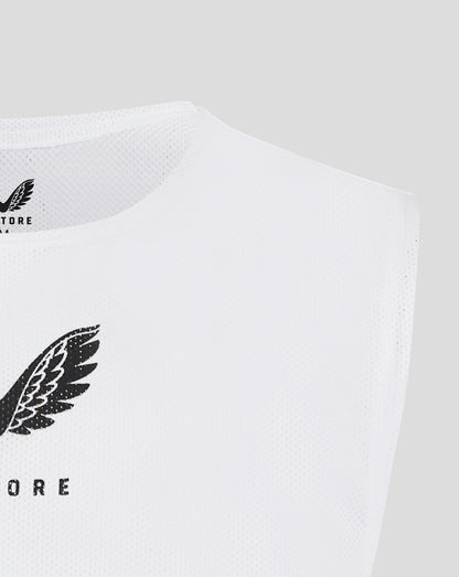 Close up of white mesh bib with Castore logo and wing motif along the side