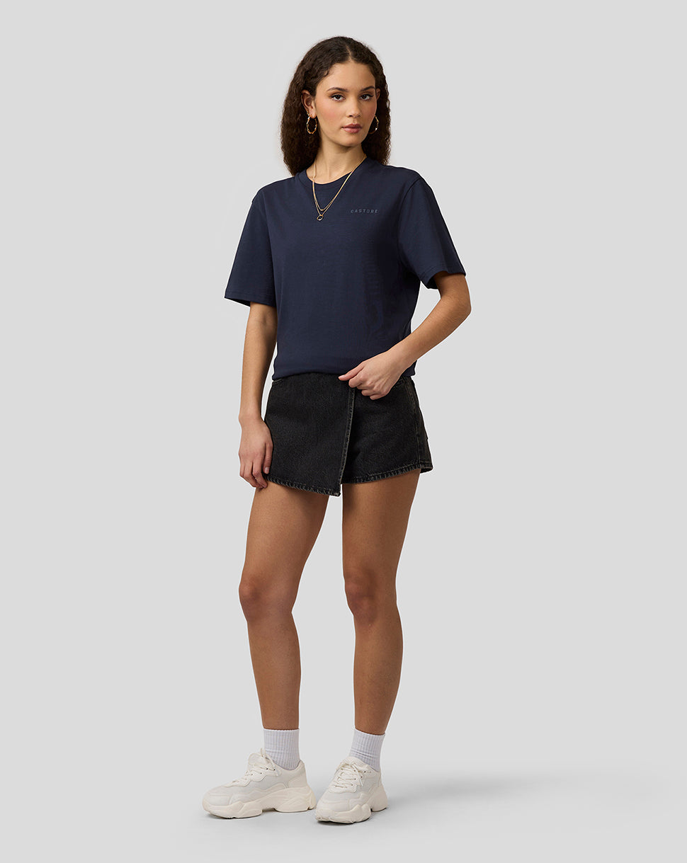 Model wearing navy Night Sky Oracle Red Bull Racing unisex regular fit T shirt with small chest logo