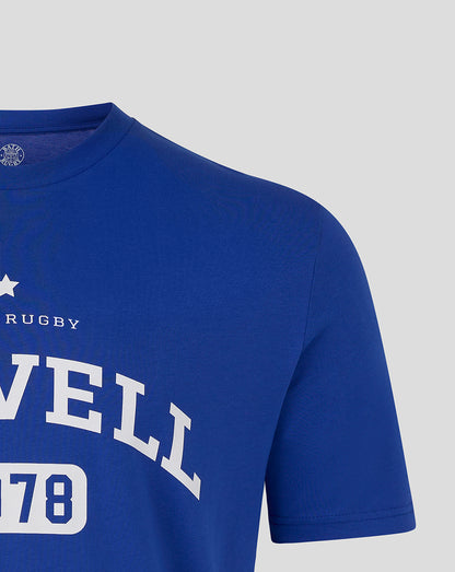 Shoulder and chest close-up of Bath Rugby Rowell Tee with white graphics on Worker Blue fabric