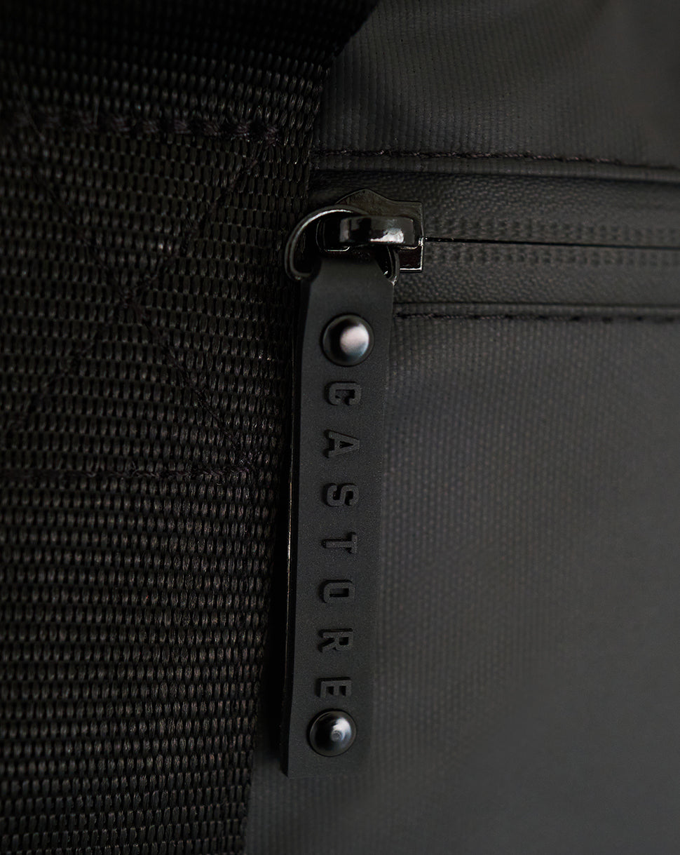 Zipper pull with Castore branding on the edge of the black holdall fabric